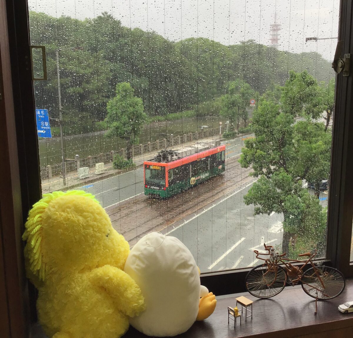 雨の電車通り